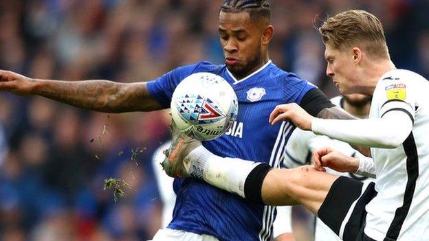 Leandro Bacuna (Caerdydd) ac George Byers (Abertawe) yn ymladd am y bêl.