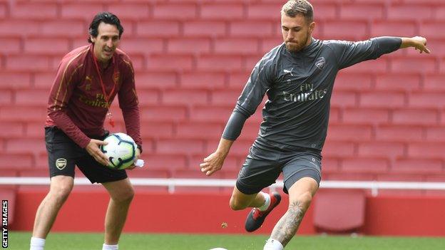 Unai Emery watches Aaron Ramsey in training