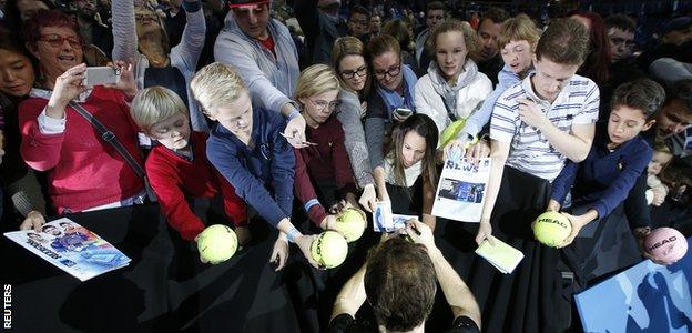 Andy Murray signs autographs for fans