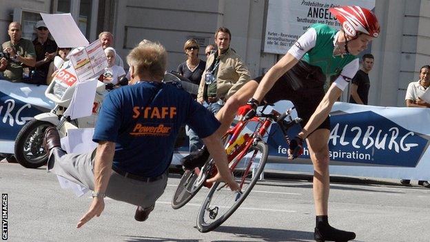 Chris Froome crashes in 2006