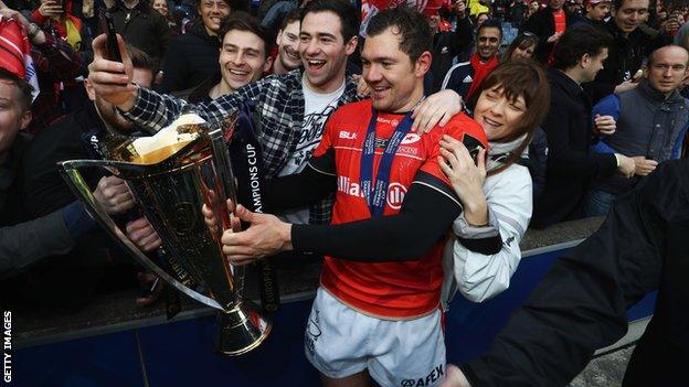 Alex Goode poses with fans holding the European Champions Cup