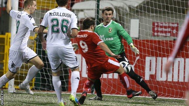 David McDaid equalises for Cliftonville against Glentoran