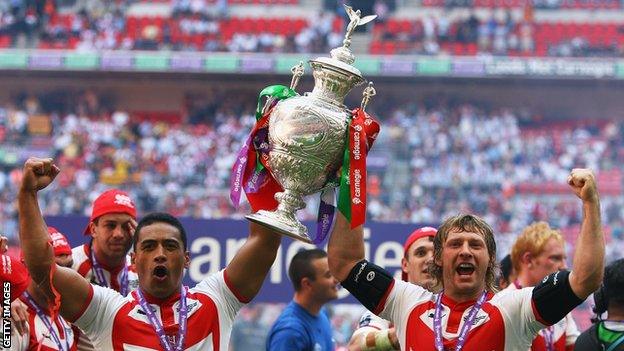 St Helens celebrate winning the Challenge Cup in 2007