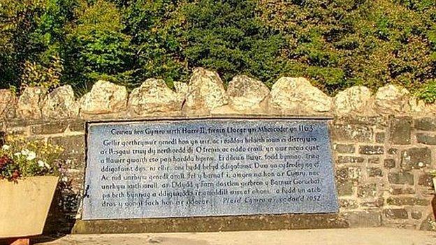 A plaque bearing the words of the old man of Pencader