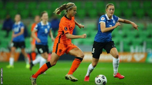 Katja Snoeijs of Netherlands battles for possession with Rahel Repkin of Estonia during the Uefa Women's Euro 2022 qualifier match between Netherlands Women and Estonia Women