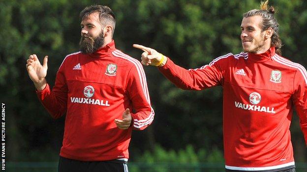 Joe Ledley (left) with Gareth Bale in Wales training