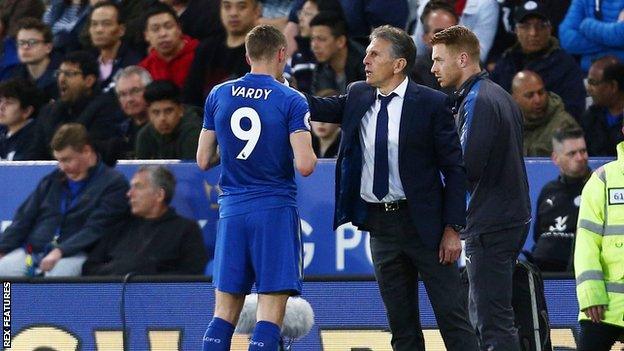 Claude Puel speaks to Jamie Vardy