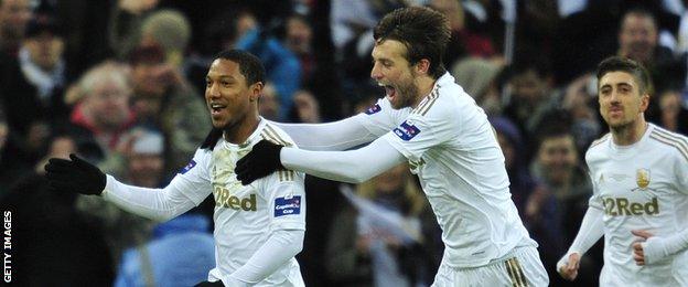 Jonathan De Guzman (left) with Michu (centre) and Pablo Hernandez