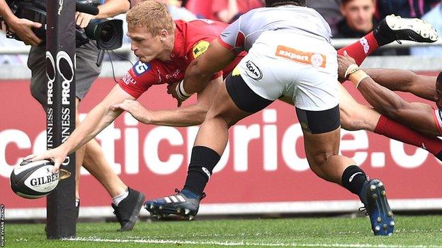 Johnny Mcnicholl scores for Scarlets