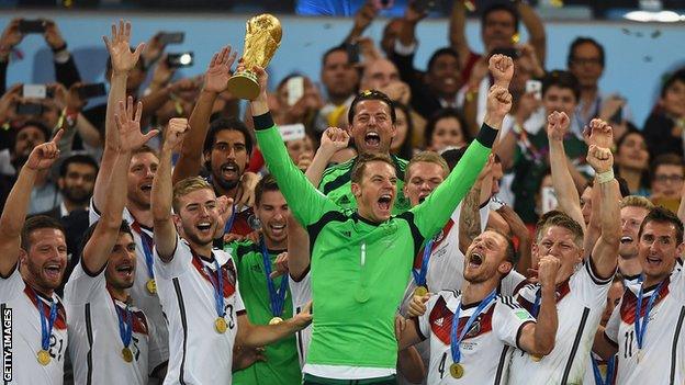 Manuel Neuer lifts World Cup trophy