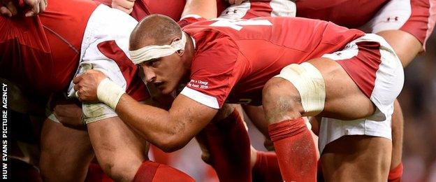 Aaron Shingler packs down on the flank for Wales