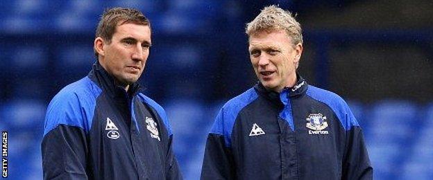 Alan Stubbs speaks to David Moyes during an Everton training session in April 2012