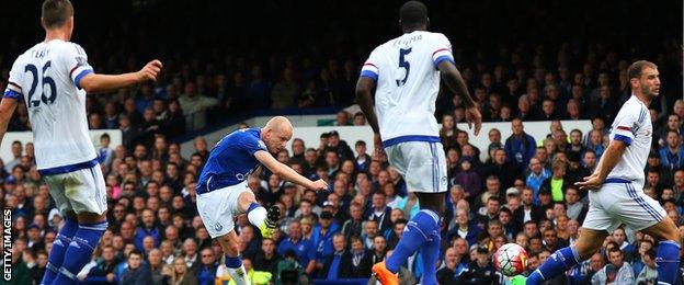 Steven Naismith scores for Everton against Chelsea