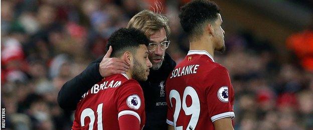 Jurgen Klopp with Dominic Solanke and Alex Oxlade-Chamberlain