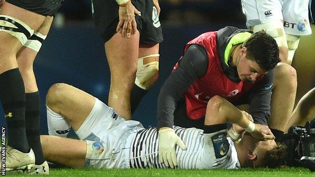 Dan Biggar receives treatment on the pitch at Clermont Auvergne