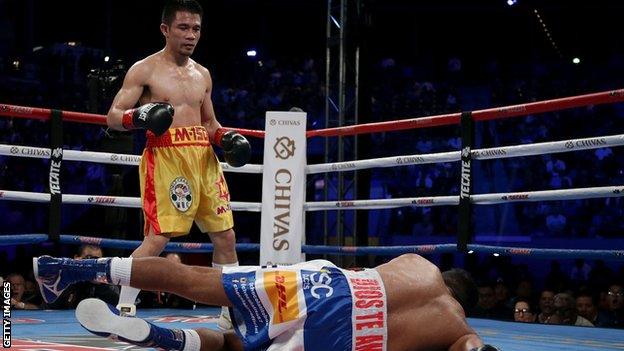 Srisaket Sor Rungvisai knocks down Roman Gonzalez