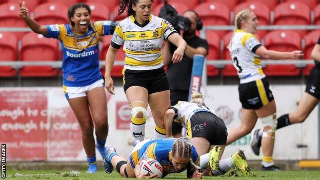 Caitlin Beevers scores Leeds' first try