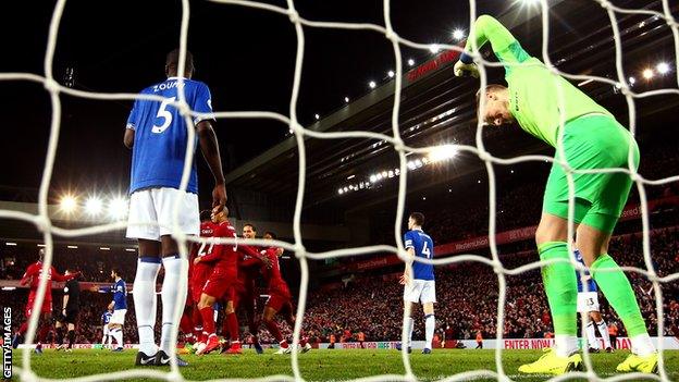 Jordan Pickford punches the ground