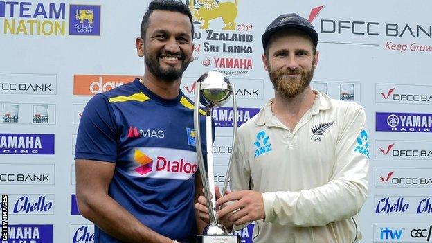 Captains Dimuth Karunaratne and Kane Williamson with the Test trophy after the drawn series