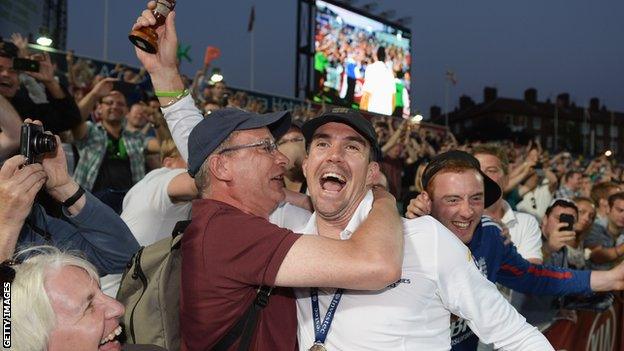 Kevin Pietersen celebrates winning the 2013 Ashes in England