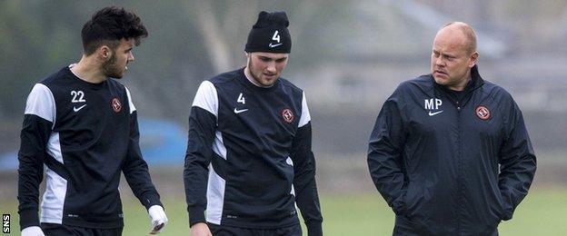 Mixu Paatelainen talks to Scott Fraser and John Souttar in a break in training