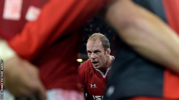 Alun Wyn Jones gives a team-talk