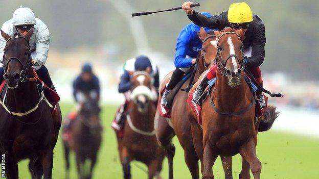 Frankie Dettori on board Stradivarius (right)