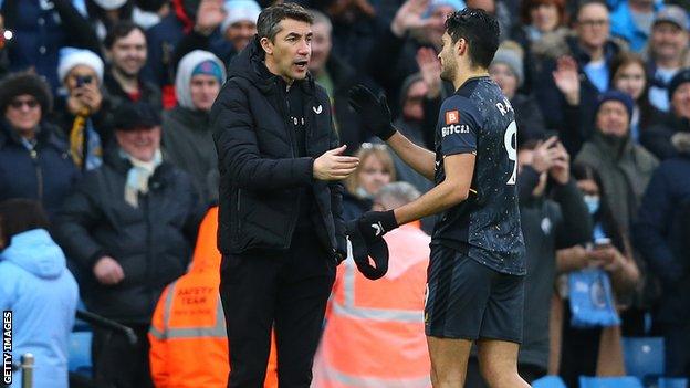 Raul Jimenez speaking to Bruno Lage after being sent off