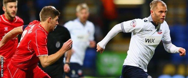 Eidur Gudjohnsen of Bolton Wanderers breaks clear of Steven Gerrard of Liverpool during the FA Cup Fourth round replay between Bolton Wanderers and Liverpool at Macron Stadium on February 4, 2015 in Bolton,