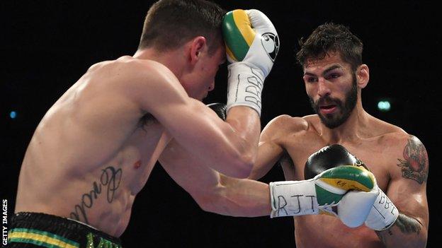 Linares fighting Crolla