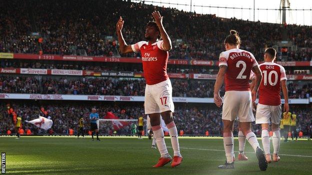 Arsenal midfielder Alex Iwobi (centre)