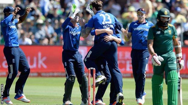 Reece Topley claims an early breakthrough for England