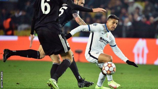 Alexis Sanchez in action against Sheriff Tiraspol