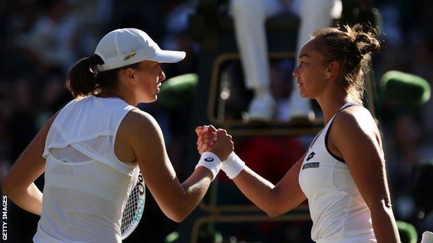 Swiatek and Pattinama Kerkhove shake hands at the net