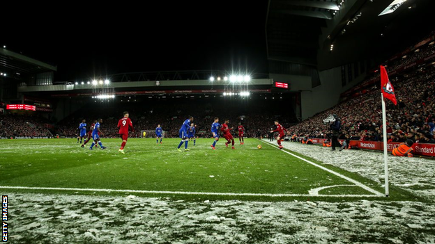 Liverpool play Leicester in the snow