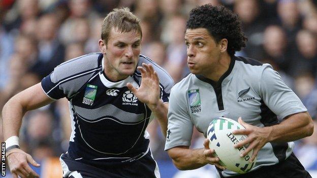 Scotland's John Barclay pursues All Blacks winger Doug Howlett