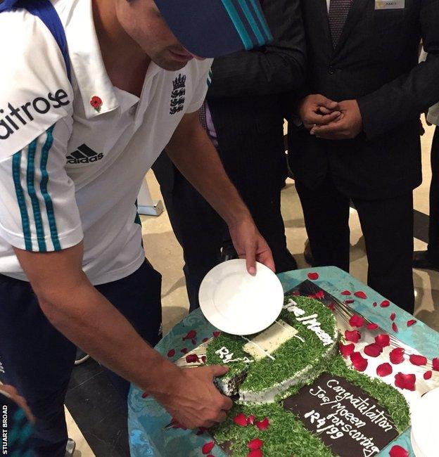 Alastair Cook cuts a celebratory cake