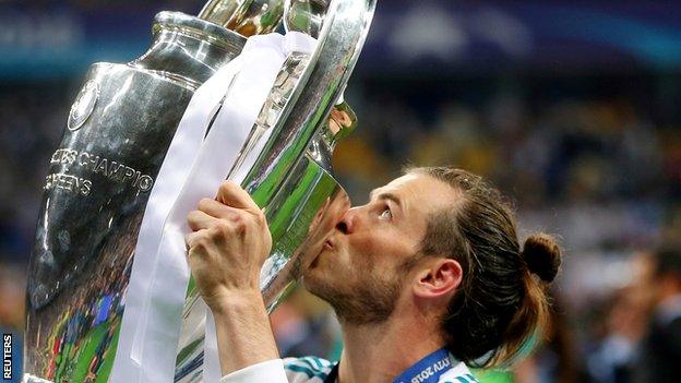 Gareth Bale lifts the Champions League trophy