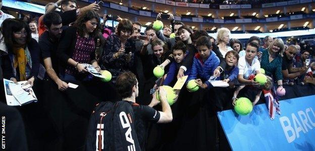 Andy Murray signs autographs