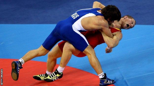 Vasyl Fedoryshyn (right) of Ukraine competes in the men's 60kg freestyle wrestling gold medal match in 2008