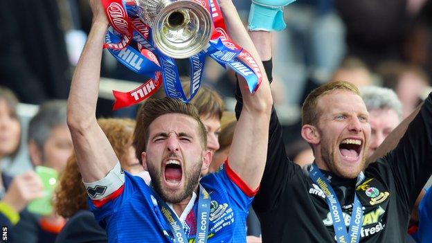 Graeme Shinnie lifts the Scottish Cup