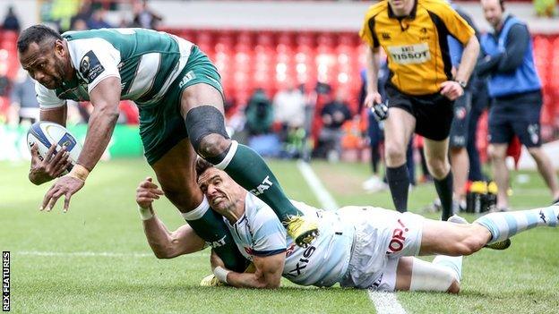 Dan Carter lassoes Vereniki Goneva and dragged him into touch