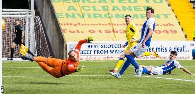 Michael O'Halloran scores