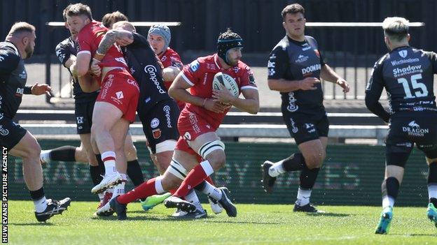 Blaenasgellwr y Scarlets, Iestyn Rees yn sgorio yn ei ymddangosiad cyntaf