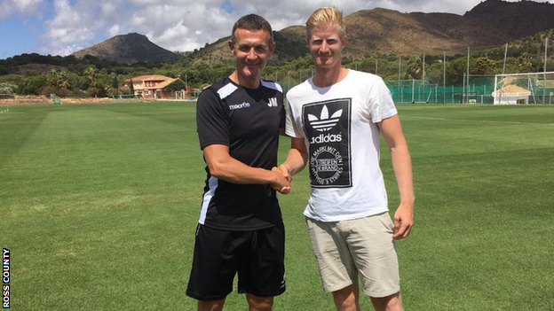 Ross County boss Jim McIntyre with new signing Thomas Mikkelsen