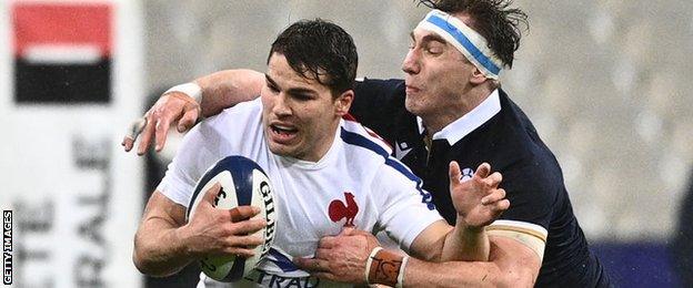 Antoine Dupont is tackled by Jamie Ritchie