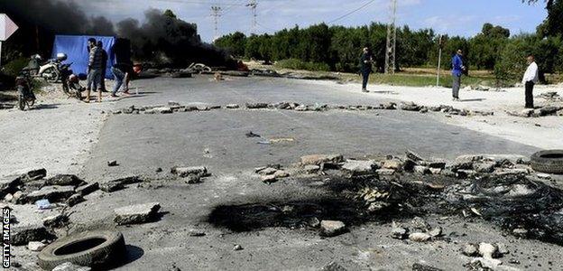 Chebba fans burn tires and block the road into their city in protest at the team's suspension - October 2020