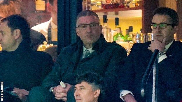 Nigel Pearson (centre)