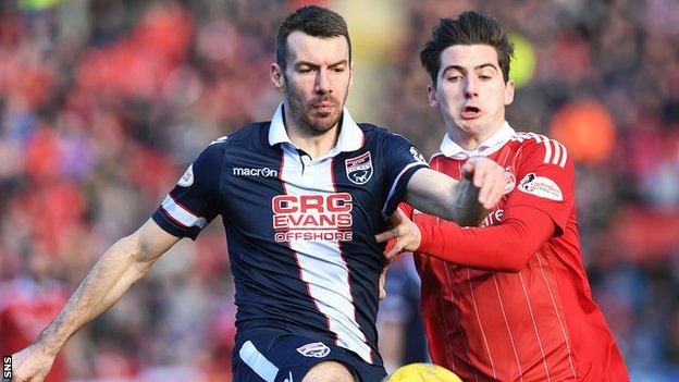 Paul Quinn holds off Aberdeen midfielder Kenny McLean