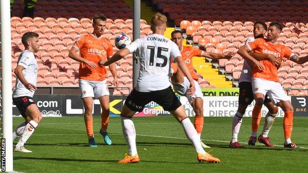 Blackpool's Jerry Yates scores his team's second